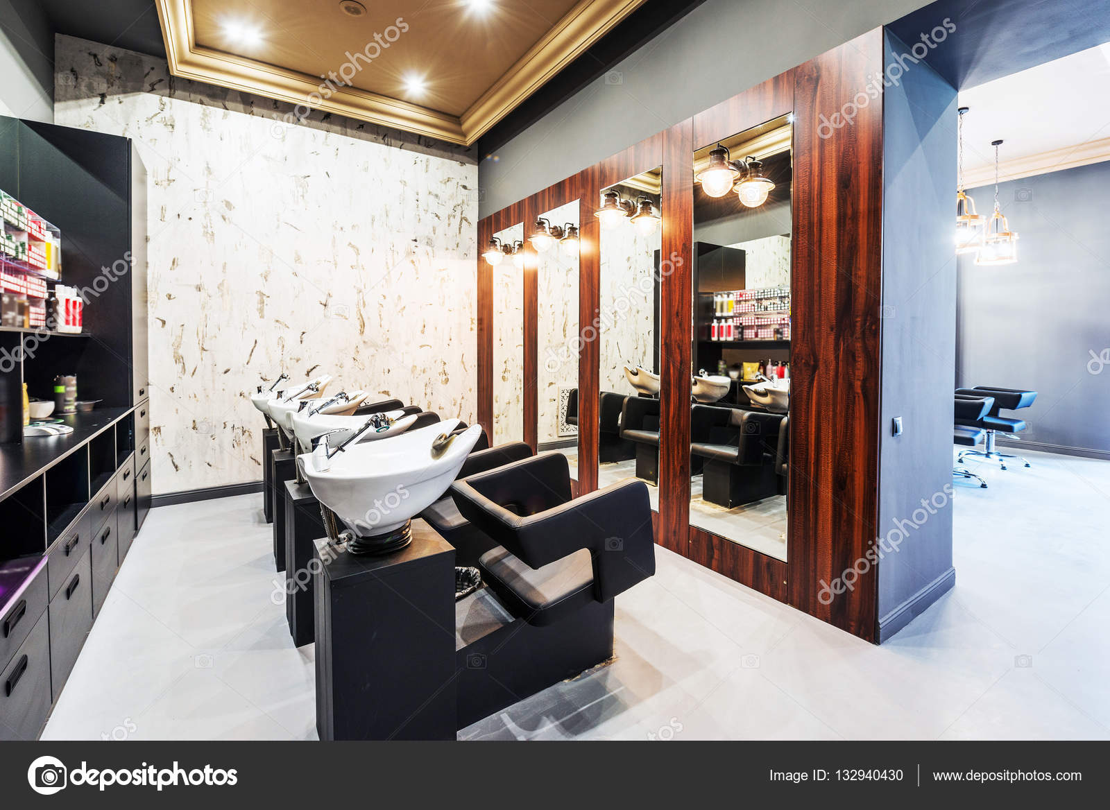 https://st3.depositphotos.com/1004176/13294/i/1600/depositphotos_132940430-stockafbeelding-schoonheidssalon-interieur-een-rij-van.jpg