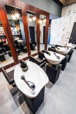 Güzellik Salonu iç - saç yıkama sırasının lavabolar