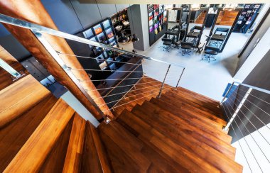 Aynaları, lambaları, koltukları, kozmetik ürünleri olan bir güzellik salonunun modern tasarımcısı.