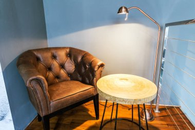 Kanepe ve sandalyeli modern oturma odası.