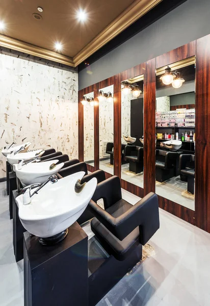 Modern Designer Interior Beauty Salon Mirrors Lamps Armchairs Cosmetics — Stock Photo, Image