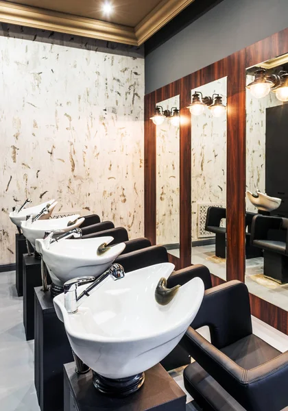 Interior del salón de belleza - una fila de lavabos para el cabello —  Fotos de Stock