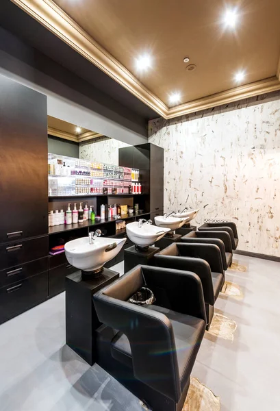 Salon de beauté intérieur - une rangée d'éviers à cheveux — Photo