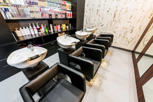 Interior del salón de belleza - una fila de lavabos para el cabello — Foto de Stock