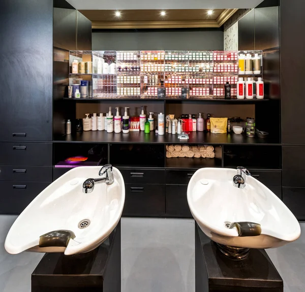 Interior de salão de beleza - uma linha de pias de lavagem de cabelo — Fotografia de Stock