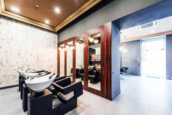Kosmetický salon interiér - řádek mytí vlasů dřezy — Stock fotografie