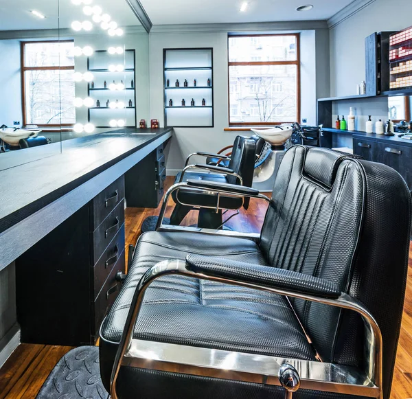Interior Desainer Modern Dari Salon Kecantikan Dengan Cermin Lampu Kursi — Stok Foto
