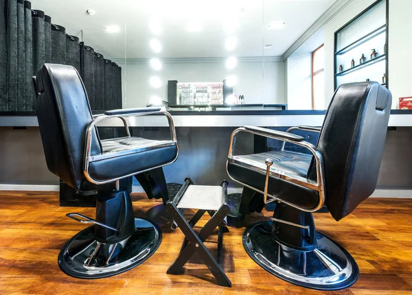 Intérieur Design Moderne Salon Beauté Avec Miroirs Lampes Fauteuils Cosmétiques — Photo