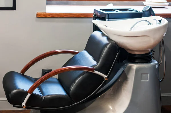 美容院的现代设计师室内 配有镜子 扶手椅 化妆品 — 图库照片