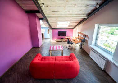 Küçük salon iç ve çatı eğimli ile yeni ev çatı