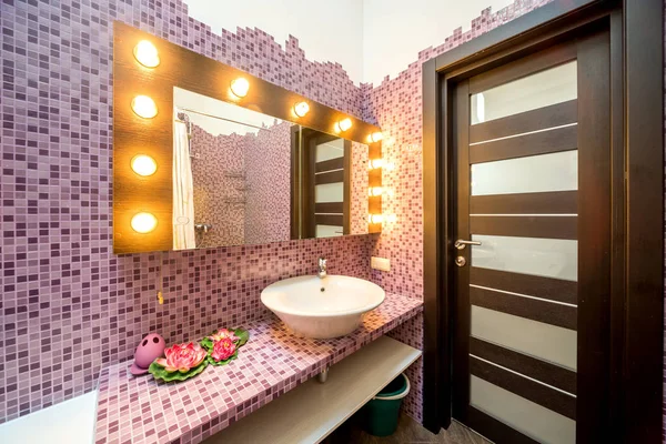 Moderno bagno interno con code a mosaico — Foto Stock