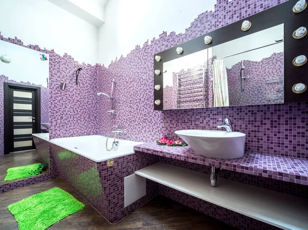 Moderní interiér koupelna s mozaikou ocásky — Stock fotografie