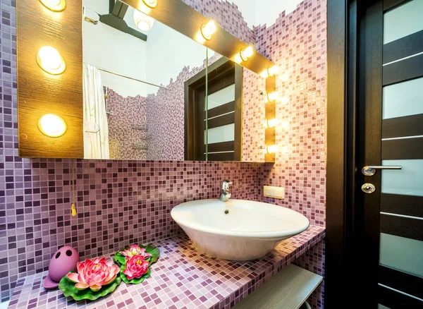 Interior del baño moderno con colas de mosaico —  Fotos de Stock