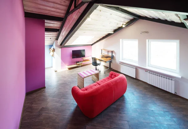 Interiér malého obývacího pokoje a podkroví v novém domově s šikmou střechou — Stock fotografie