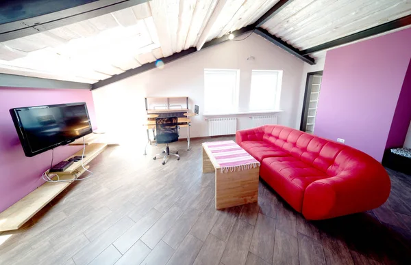 Kleine woonkamer interieur en loft in nieuwe huis met hellend dak — Stockfoto