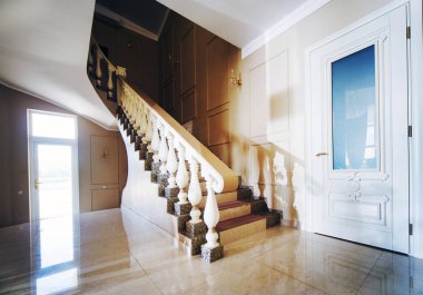 Merdiveni olan modern bir evin içinde.