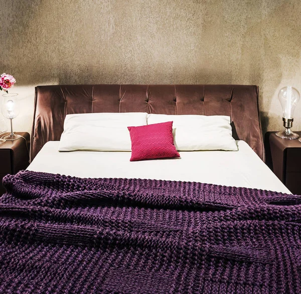 Comfortabele Slaapkamer Interieur Met Eenvoudige Bed Decoratie — Stockfoto