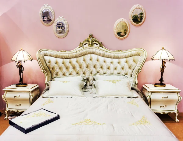 ピンク色のホテルの部屋のインテリア — ストック写真