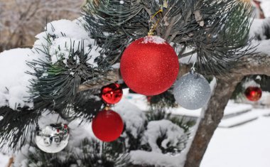 Ağaca Noel süslemeleri, seçici odaklanma
