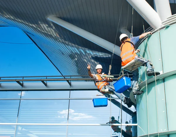 Washer wash the windows of high skyscraper — Stock Photo, Image