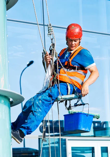 Fönsterputsare på jobbet — Stockfoto