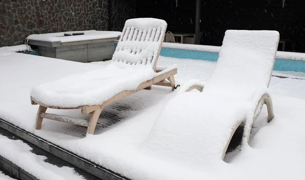 Snow Covered Sunbeds Swimming Pool — Stock Photo, Image