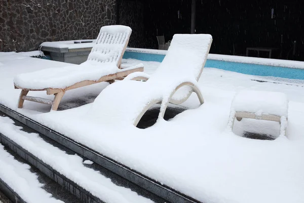 Sneeuw Overdekte Ligbedden Buurt Van Zwembad — Stockfoto