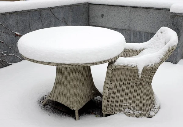 Table Blanche Chaise Dans Neige — Photo