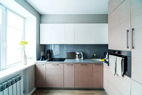 Новый современный минималистичный интерьер кухни — стоковое фото