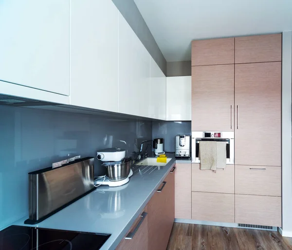 Neue moderne minimalistische Kücheneinrichtung — Stockfoto