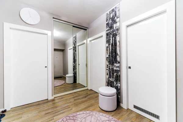 Hall med en korridor i moderne stil - Stock-foto