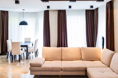 Modern oturma odasının içi kanepeyle dolu. 