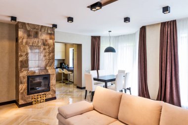 Modern oturma odasının içi kanepeyle dolu. 