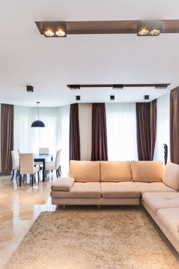 Modern oturma odasının içi kanepeyle dolu. 