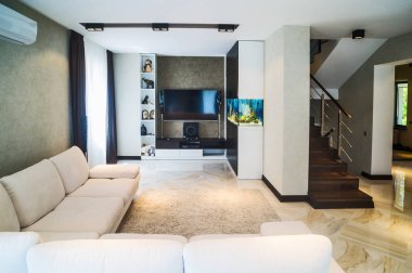 Modern oturma odasının içi kanepeyle dolu. 