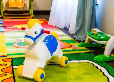 İçinde çocuk oyuncakları olan modern bir oda. 