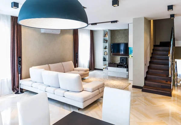 Moderne Wohnzimmereinrichtung Mit Sofa Und Holzboden — Stockfoto