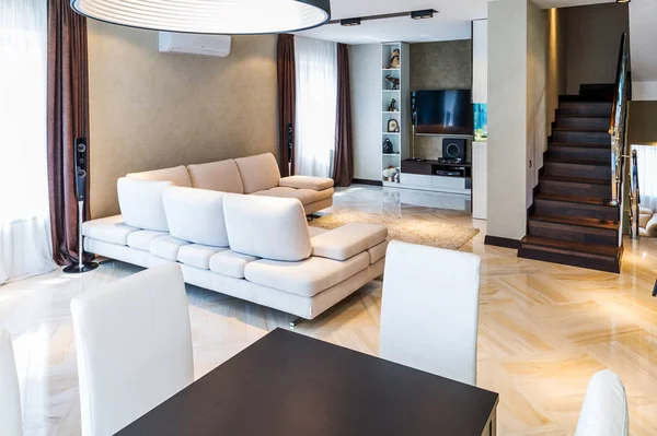 modern oturma odası. Kanepe ve ahşap zemin var. 