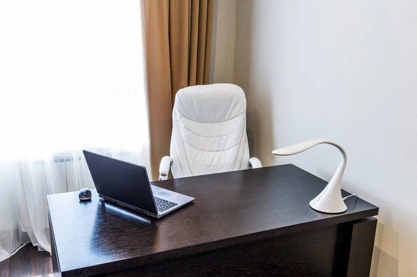 テーブル 椅子付きのモダンなオフィスのインテリア — ストック写真