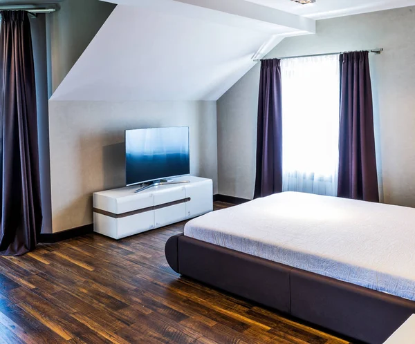Interieur Eines Hotelzimmers Mit Einem Bequemen Bett — Stockfoto