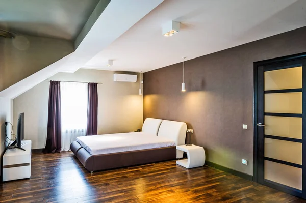 Interieur Van Een Hotelkamer Met Een Comfortabel Bed — Stockfoto