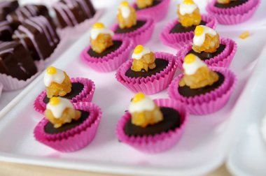 Lezzetli kek plaka üzerinde