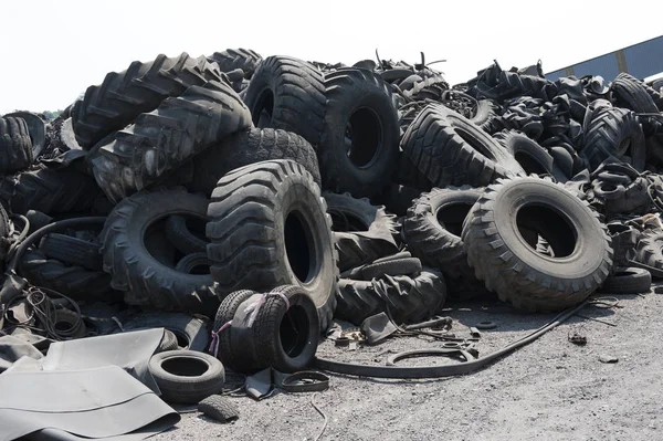 Plastik geri dönüşüm için atık bir yığın eski lastikleri — Stok fotoğraf