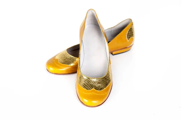 Na białym tle żółty współczesne kobiety buty — Zdjęcie stockowe