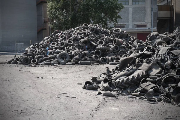 Een hoop afval banden van oude voor de recycling van rubber — Stockfoto