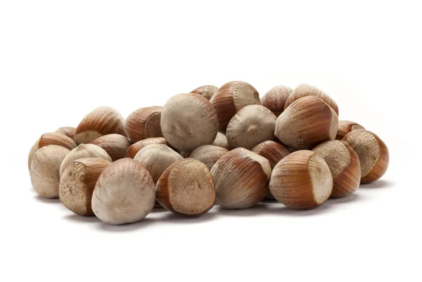 Lískové ořechy ve skořápce, izolované na bílém pozadí — Stock fotografie