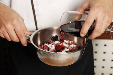 Ayrıntı mutfakta sangria içecek hazırlama