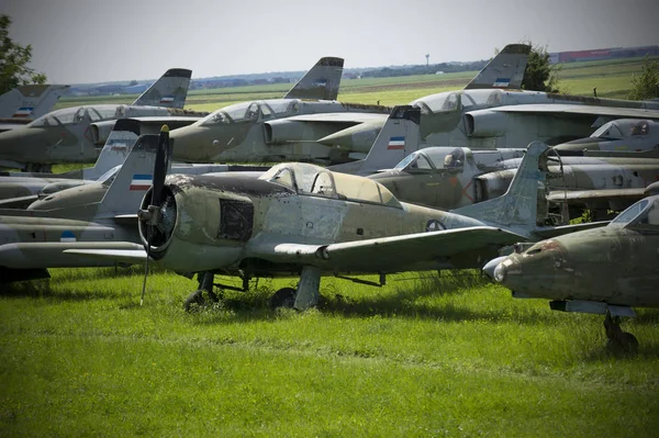Viejos aviones de combate militares en el campo — Foto de Stock