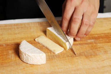 Brie peyniri mutfak tahtada Dilimleme adam