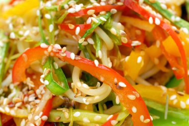 Taze renkli salata susam ile yakın çekimi